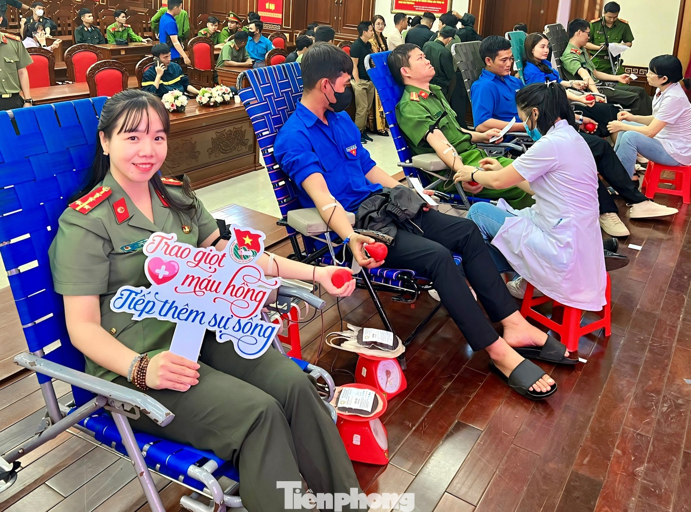 Với vai trò Chủ nhiệm Câu lạc bộ “Giọt Hồng”, đại úy Nguyễn Thanh Thủy - Phó ban Thanh niên Công an tỉnh Đắk Lắk tham mưu tổ chức định kỳ nhiều đợt hiến máu tình nguyện. Bản thân đại úy Thủy đã có trên 10 lần tham gia hiến máu.