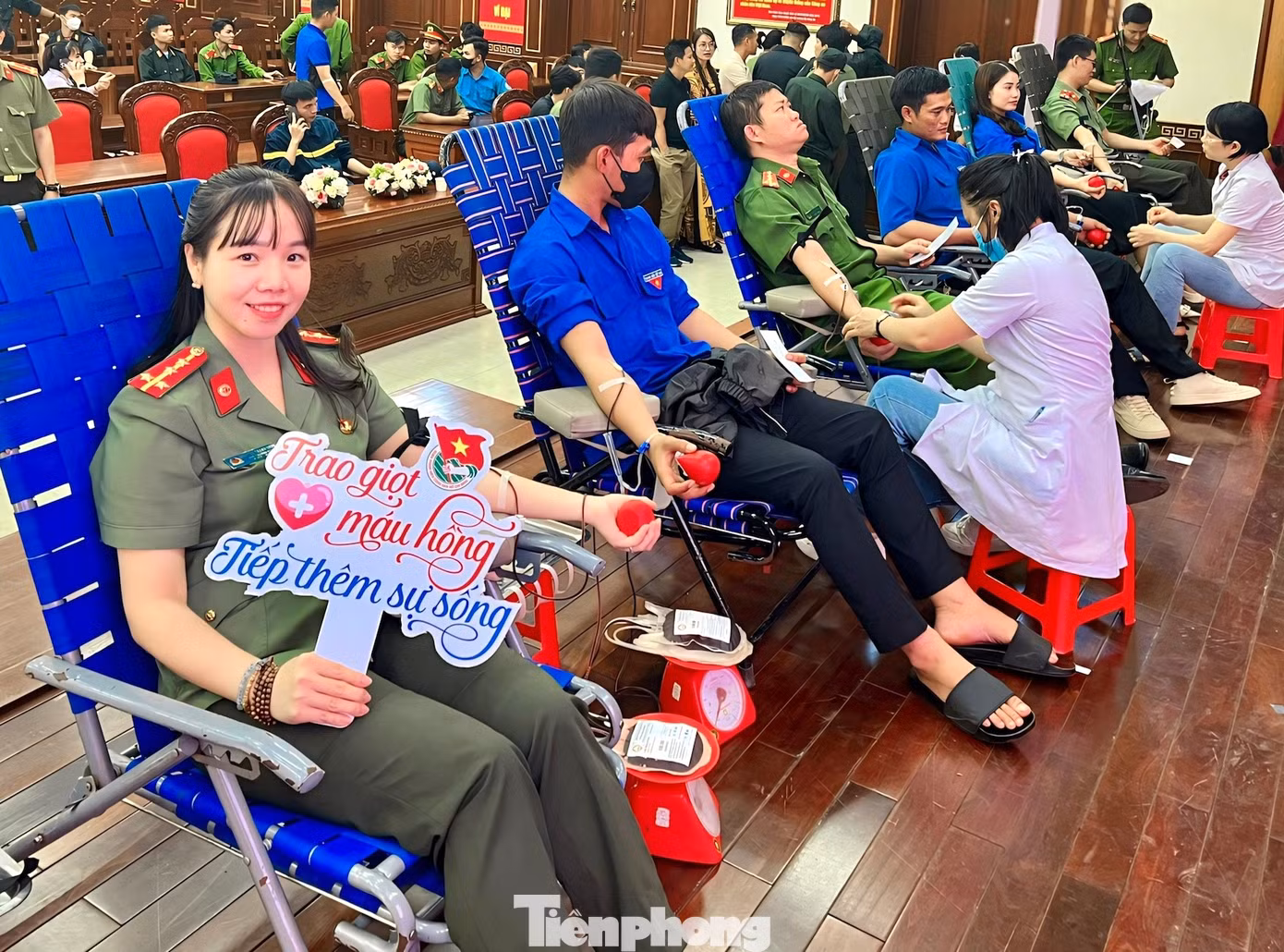 Với vai trò Chủ nhiệm Câu lạc bộ “Giọt Hồng”, đại úy Nguyễn Thanh Thủy - Phó ban Thanh niên Công an tỉnh Đắk Lắk tham mưu tổ chức định kỳ nhiều đợt hiến máu tình nguyện. Bản thân đại úy Thủy đã có trên 10 lần tham gia hiến máu.