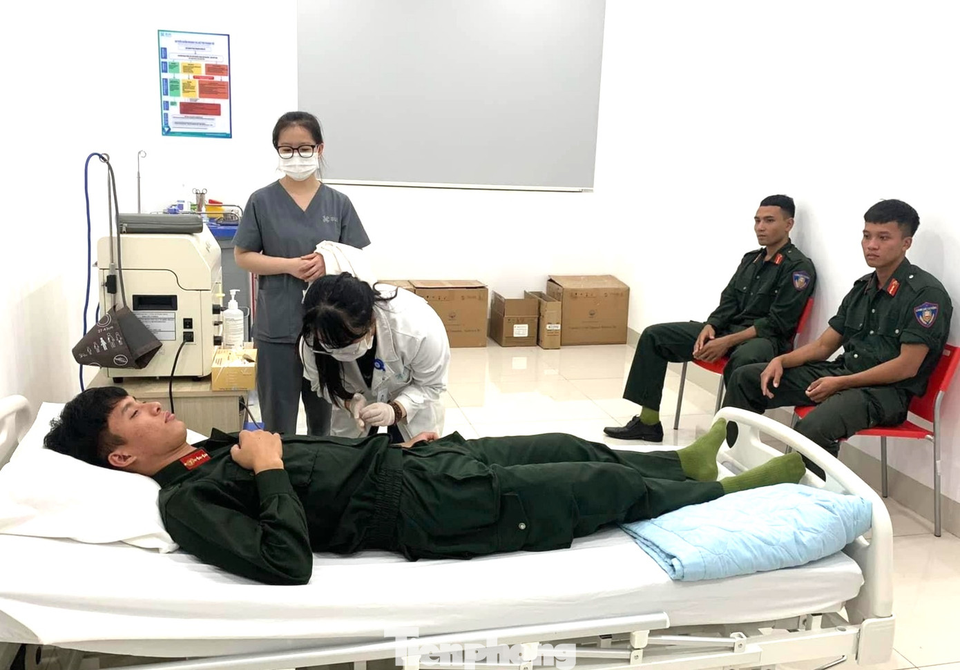 Các chiến sĩ cảnh sát cơ động tham gia hiến máu đột xuất