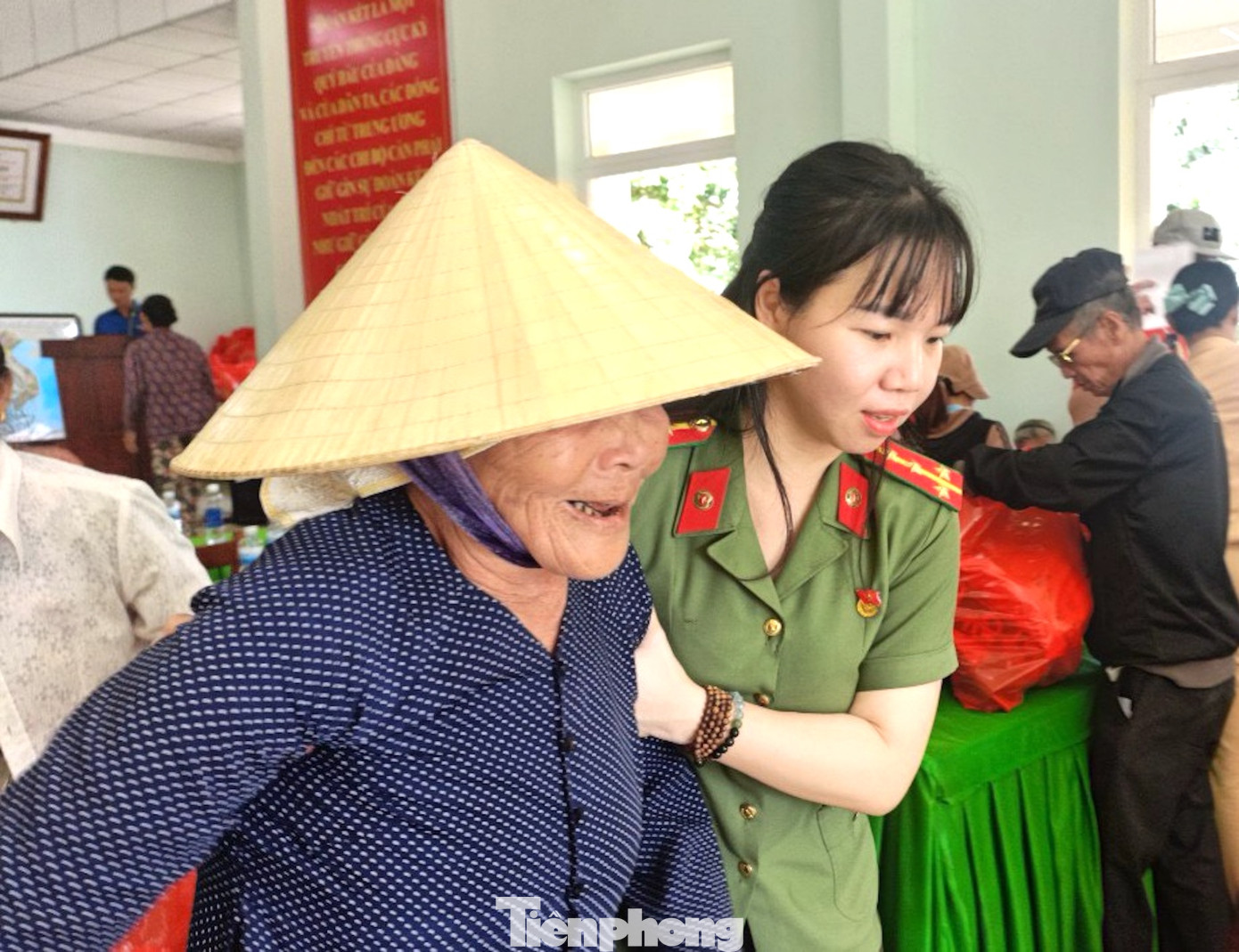 Trước tình hình dịch bệnh sốt xuất huyết diễn ra phức tạp trên địa bàn tỉnh Đắk Lắk, bản thân chị đã tình nguyện đăng ký hiến máu; huy động các tổ chức cơ sở Đoàn, vận động 45 lượt đoàn viên, thanh niên kịp thời hỗ trợ nhiều trường hợp bệnh nhân cần truyền máu gấp để phẫu thuật, điều trị bệnh.