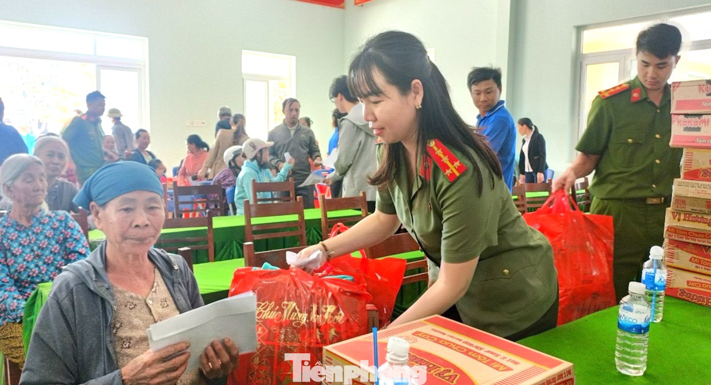 Năm 2023, đại úy Thủy được Bộ trưởng Bộ Công an tặng Bằng khen về thành tích xuất sắc trong công tác vận động hiến máu tình nguyện và được tặng Danh hiệu Chiến sĩ Thi đua toàn lực lượng CAND giai đoạn 2020 - 2022.