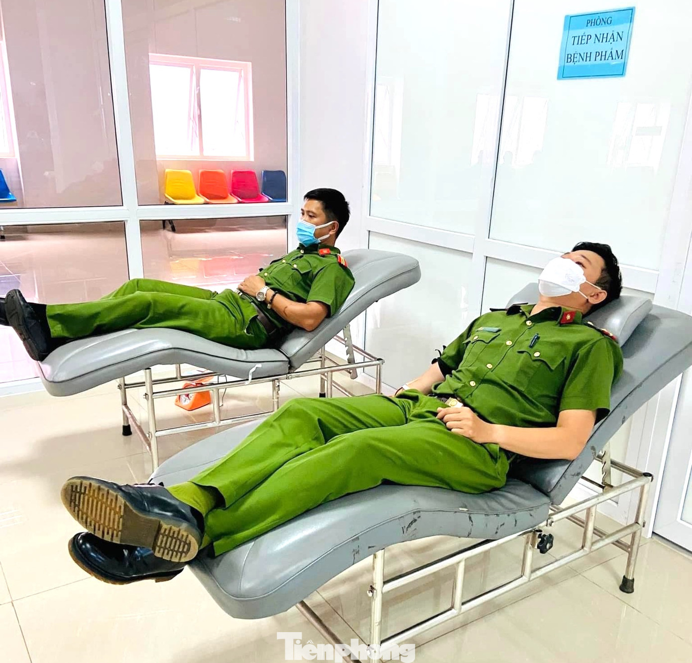 Ngoài ra, nữ đại úy vận động nhiều cán bộ, chiến sĩ đăng ký tham gia ngân hàng máu sống thuộc Câu lạc bộ “Giọt Hồng” Đoàn Thanh niên Công an tỉnh, sẵn sàng hiến máu cứu người trong các trường hợp khẩn cấp. Đại úy Thủy là đầu mối liên hệ mỗi khi có những ca cần hỗ trợ hiến máu đột xuất tại bệnh viện.