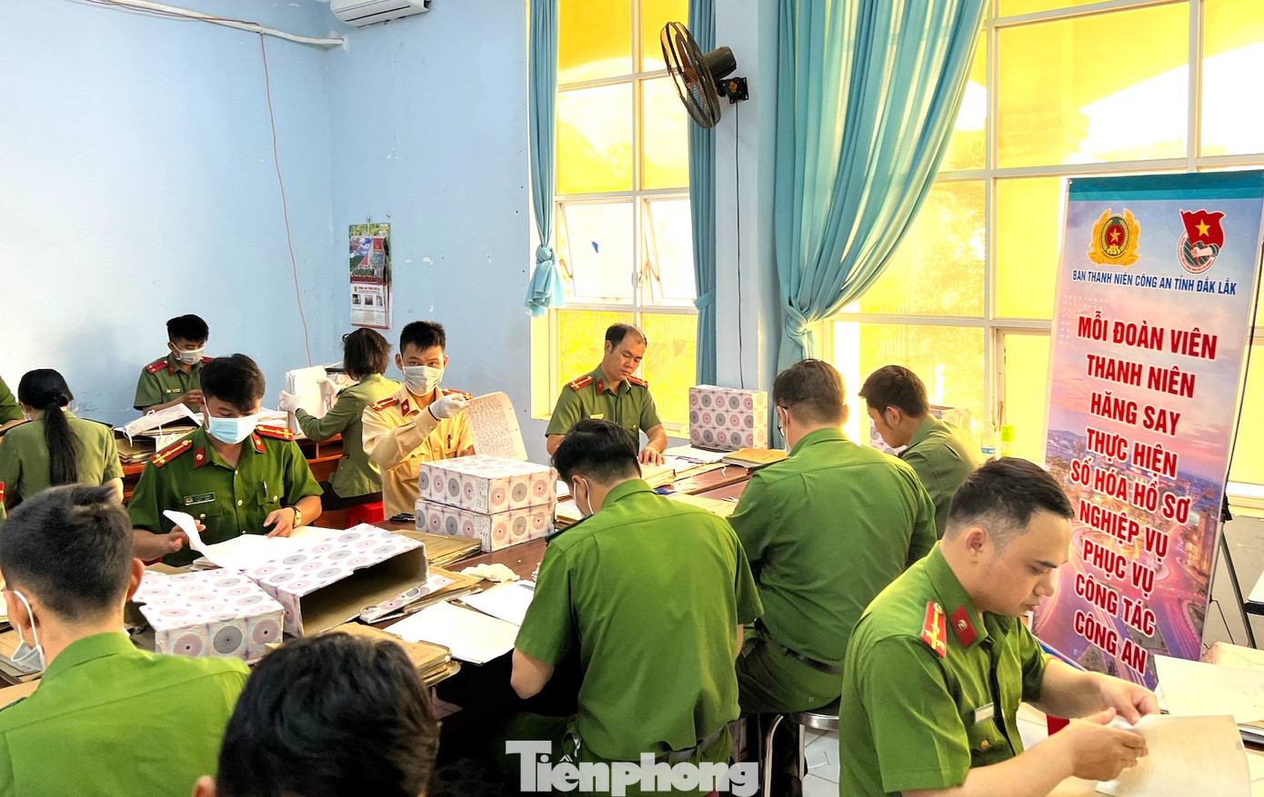 Hiện đại úy Thủy là Chủ nhiệm công trình thanh niên “Số hóa hồ sơ nghiệp vụ” phục vụ công tác Công an đang được triển khai. Chị cũng là 1 trong 100 cán bộ đoàn tiêu biểu toàn quốc được nhận giải thưởng Lý Tự Trọng năm 2024.