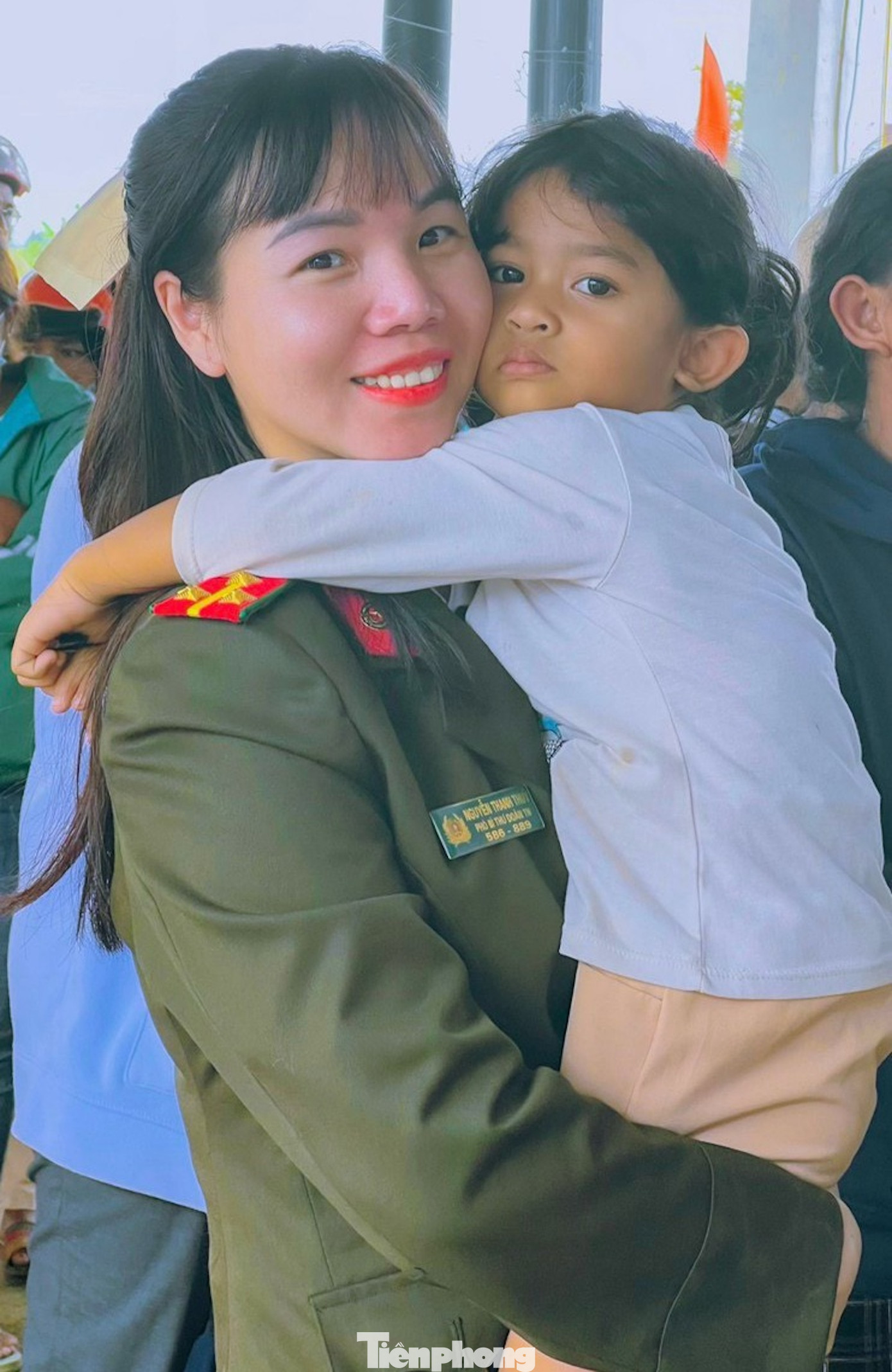 Chị còn tham gia và đạt nhiều giải tại các cuộc thi viết, tìm hiểu, hội thi do các cấp tổ chức. Trong những năm qua, đại úy Thủy được các cấp từ Trung ương đến địa phương khen thưởng.