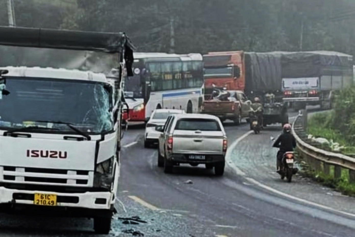 Khu vực xảy ra vụ va chạm giữa xe khách và xe tải