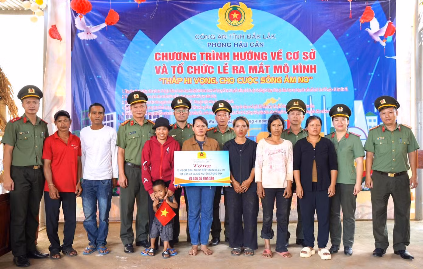 Lễ ra mắt mô hình 'Thắp hi vọng, cho cuộc sống ấm no'