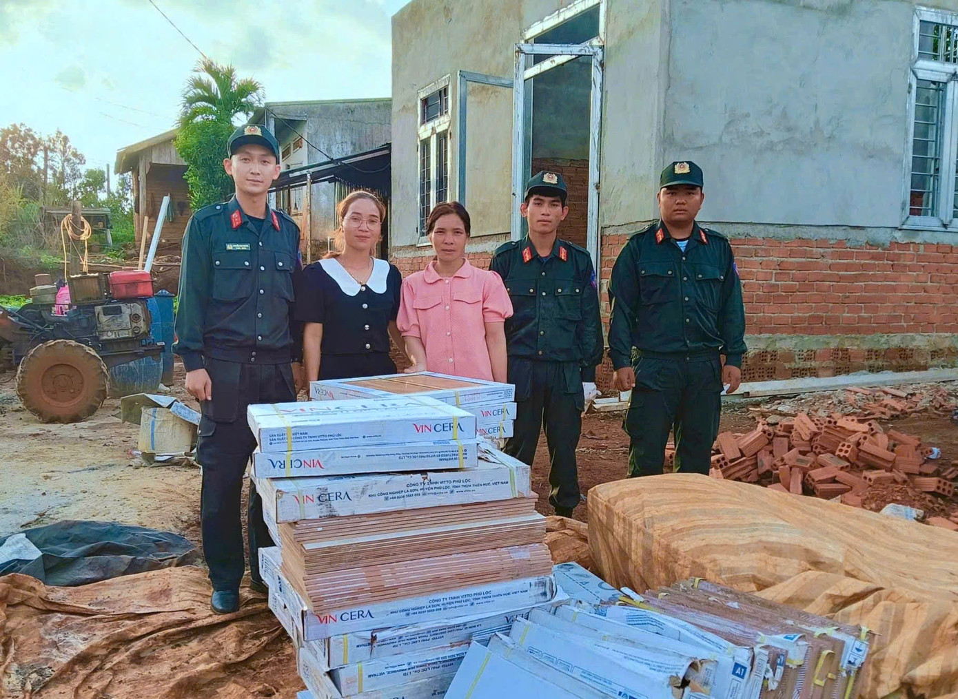 Cán bộ, chiến sĩ tham gia hỗ trợ xóa nhà tạm dột nát