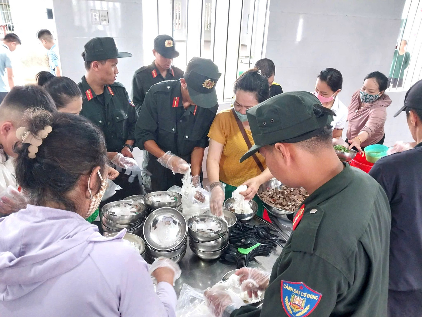 Cán bộ, chiến sĩ tham gia chuẩn bị các phần ăn hỗ trợ cho bệnh nhân