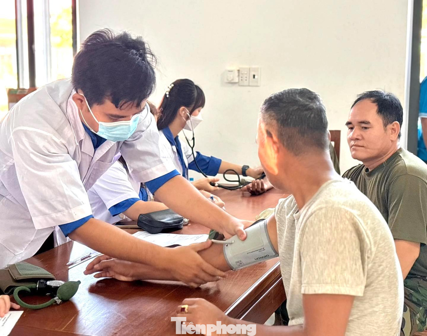 Tại đây, diễn ra chuỗi hoạt động ý nghĩa như: Khám tổng quát, tầm soát các bệnh về tim mạch, hô hấp, bệnh lý tai mũi họng, cấp phát thuốc miễn phí cho hơn 600 công nhân; thực hiện công trình trồng 50 cây xanh; tặng thuốc diệt muỗi phòng sốt xuất huyết; tặng 1 xe lăn cho trẻ em khuyết tật và 200 phần quà cho trẻ em.