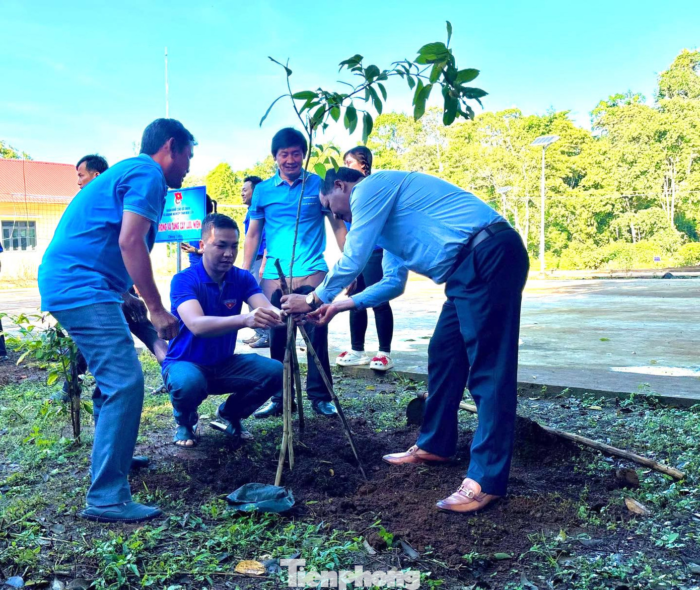 Trong khuôn khổ chương trình, các đơn vị còn tổ chức các hoạt động giao lưu văn nghệ, thể thao, tìm hiểu văn hoá nước bạn Campuchia.