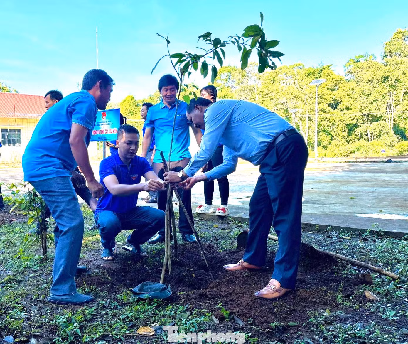 Trong khuôn khổ chương trình, các đơn vị còn tổ chức các hoạt động giao lưu văn nghệ, thể thao, tìm hiểu văn hoá nước bạn Campuchia.