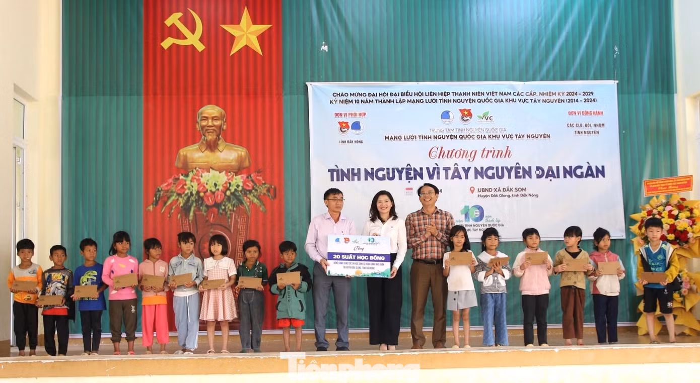 Mạng lưới tình nguyện quốc gia khu vực Tây Nguyên phối hợp Tỉnh Đoàn, Hội LHTN Việt Nam tỉnh Đắk Nông tổ chức chương trình “Tình nguyện vì Tây Nguyên đại ngàn” tại xã Đắk Som, huyện Đắk Glong.
