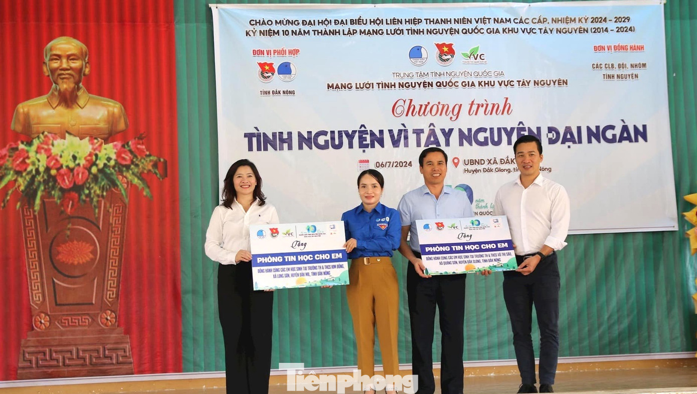 Các đơn vị đã trao tặng 2 hệ thống lọc nước cho 2 trường tiểu học và trường THCS; 1 thư viện yêu thương; 30 suất học bổng cho học sinh; 300 suất quà cho các em thiếu nhi trên địa bàn xã Đắk Som.