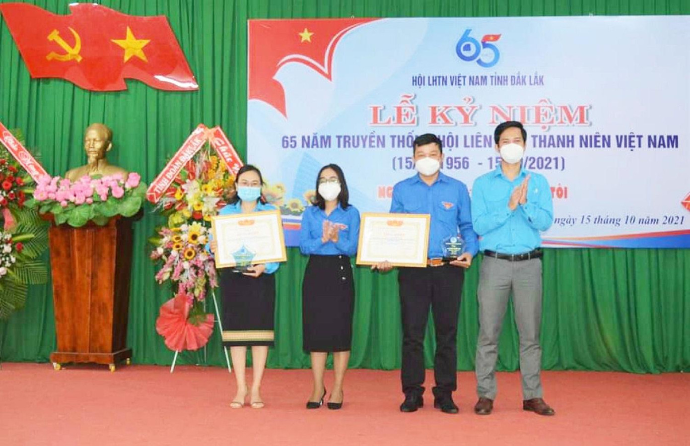 Bí thư Thành đoàn Buôn Ma Thuột H'Hương là một trong hai cá nhân tiêu biểu của tỉnh nhận giải thưởng 15 tháng 10 Bí thư Thành đoàn Buôn Ma Thuột H'Hương là một trong hai cá nhân tiêu biểu của tỉnh nhận giải thưởng 15 tháng 10