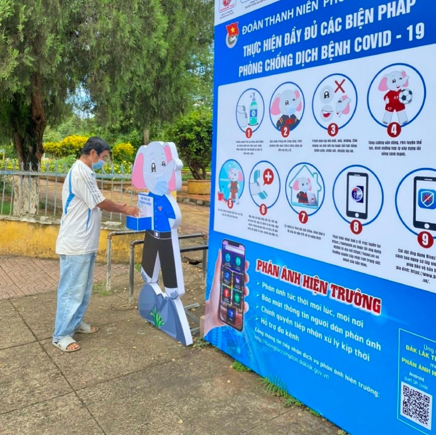 Điểm rửa tay công cộng nhằm tuyên truyền cho người dân thói quen rửa tay đúng cách phòng bệnh Điểm rửa tay công cộng nhằm tuyên truyền cho người dân thói quen rửa tay đúng cách phòng bệnh