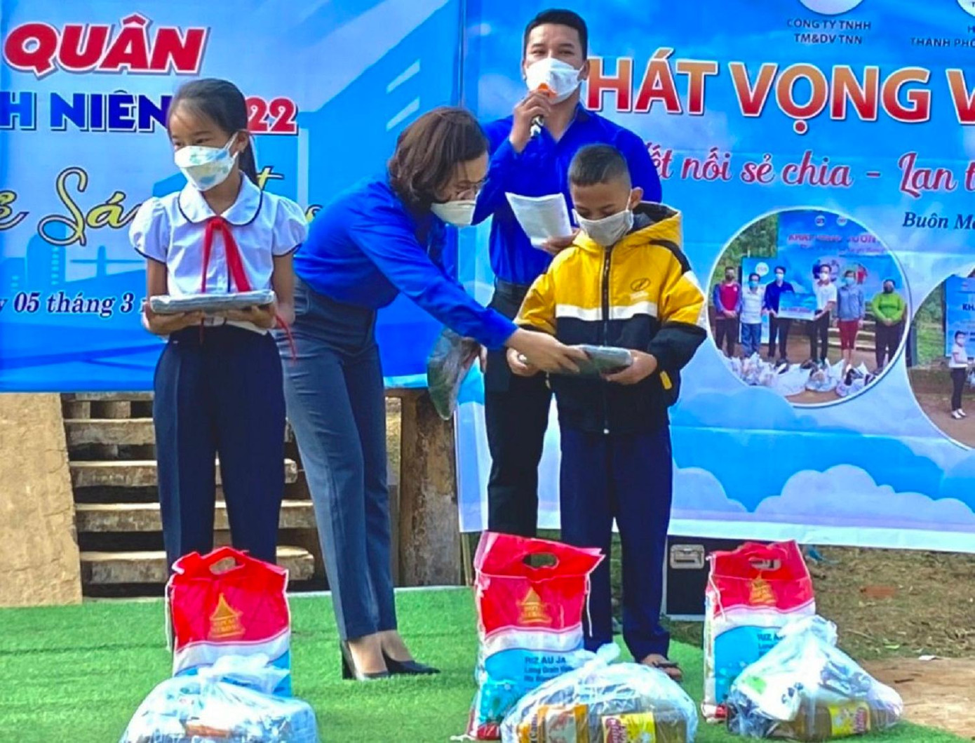 Chị H'Hương trao quà cho các em nhỏ tại lễ ra quân Tháng Thanh niên năm 2022 Chị H'Hương trao quà cho các em nhỏ tại lễ ra quân Tháng Thanh niên năm 2022