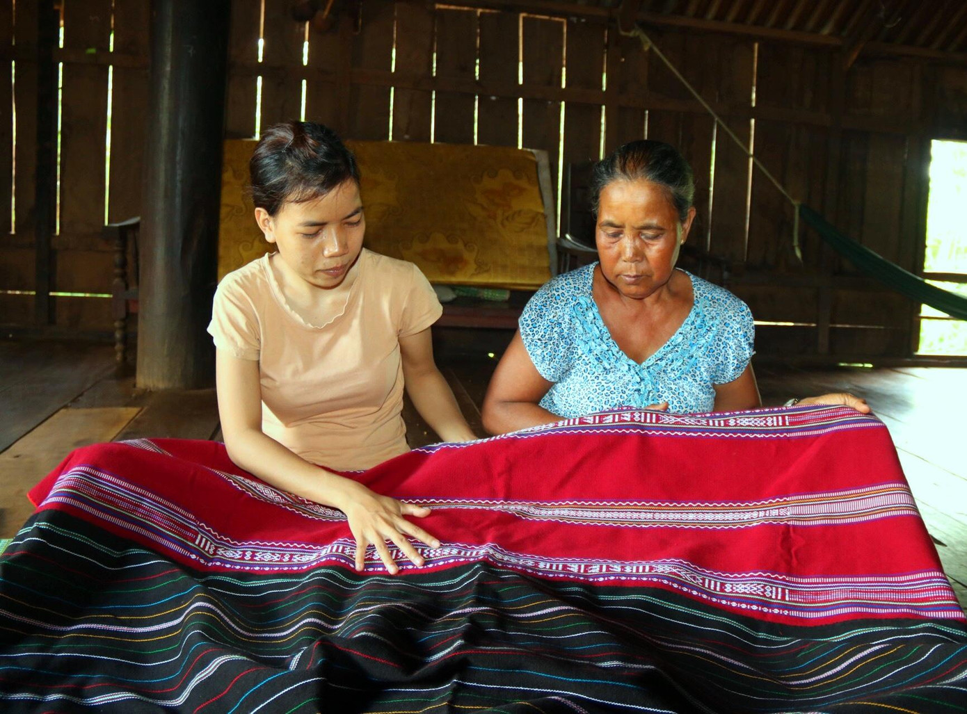 Hiện nay, chỉ công nghiệp đa dạng màu sắc nên dệt vải không mất nhiều thời gian Hiện nay, chỉ công nghiệp đa dạng màu sắc nên dệt vải không mất nhiều thời gian