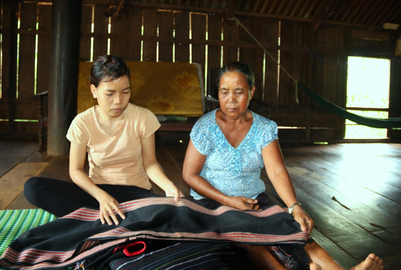 Bà H'Wik giữ thói quen hằng ngày ngồi dệt vải Bà H'Wik giữ thói quen hằng ngày ngồi dệt vải