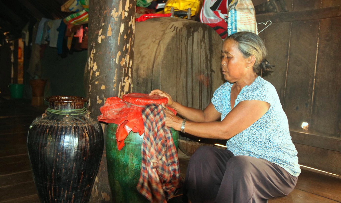 Bà giữ 2 chiếc ché cổ của bố mẹ để lại hơn 50 năm nay Bà giữ 2 chiếc ché cổ của bố mẹ để lại hơn 50 năm nay