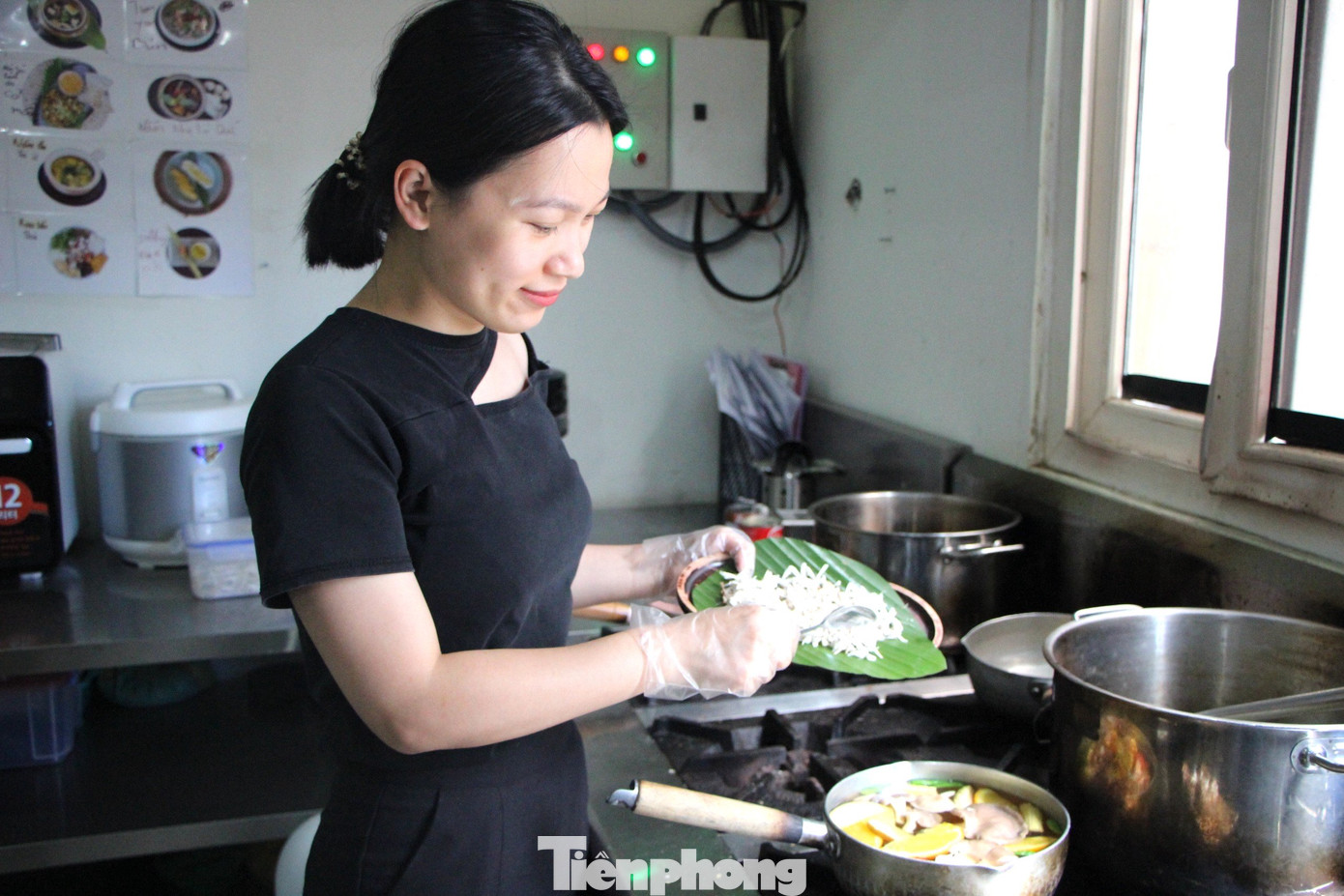 Hoa cà phê nở rộ, một số sẽ sử dụng để nấu lẩu Hoa cà phê nở rộ, một số sẽ sử dụng để nấu lẩu