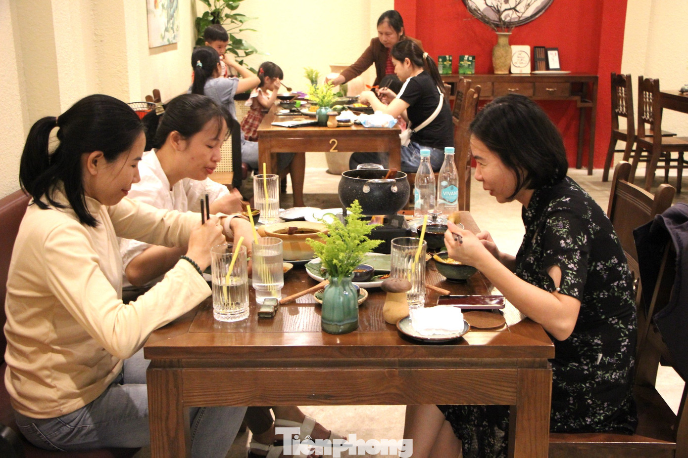 Nhiều thực khách ấn tượng với món lẩu hoa cà phê Nhiều thực khách ấn tượng với món lẩu hoa cà phê