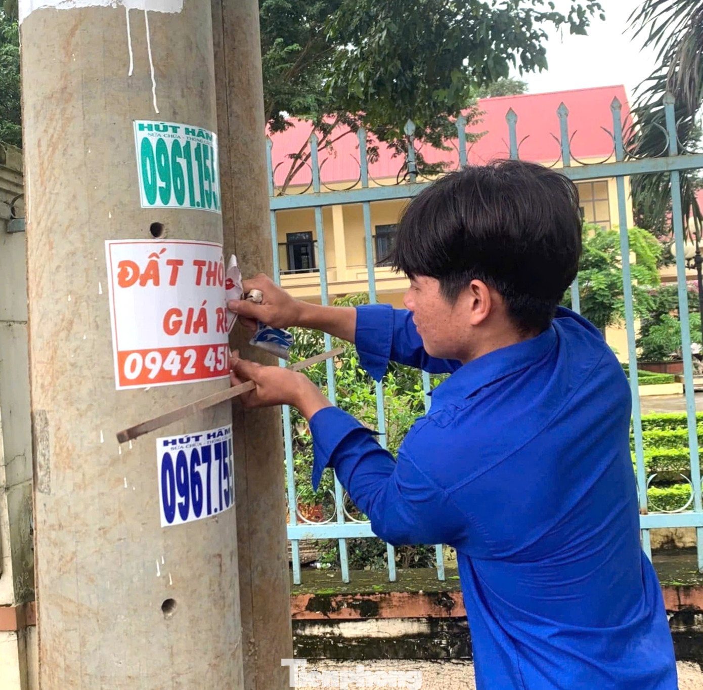 Các tổ chức cơ sở Đoàn dọn dẹp mương nước; xóa tờ rơi quảng cáo trái phép; truyên truyền người dân dọn dẹp vệ sinh khu vực sinh sống phòng muỗi vào mùa mưa.