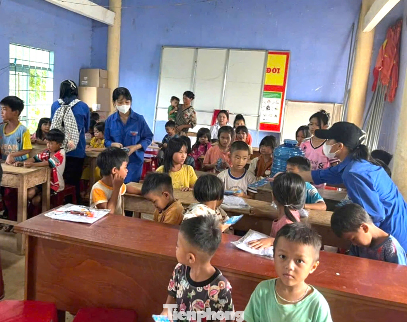 Huyện Krông Pắc cũng vừa đồng loạt tổ chức các hoạt động dọn dẹp vệ sinh thu gom rác thải nhựa; Trao tặng 50 chiếc áo trắng và các loại đồ dùng học tập cho các em học sinh tiểu học buôn vùng sâu; Hỗ trợ hộ gia đình khó khăn xây nhà ở theo chương trình hỗ trợ của Bộ Công an.