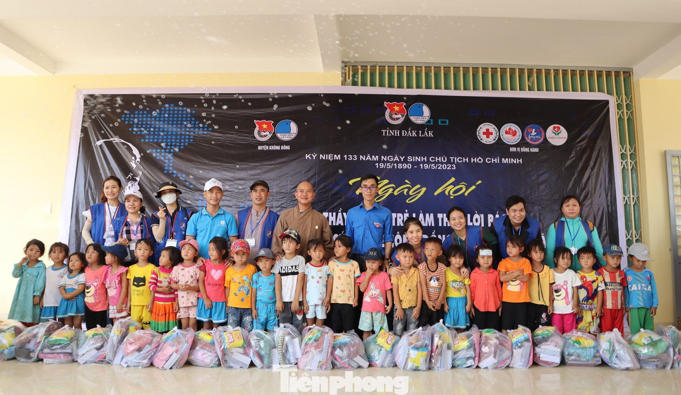 Các em thiếu nhi có hoàn cảnh khó khăn được nhận quà Các em thiếu nhi có hoàn cảnh khó khăn được nhận quà