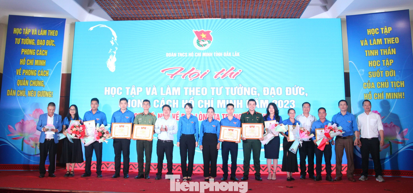 Ban tổ chức trao giải cho các đội thi Ban tổ chức trao giải cho các đội thi