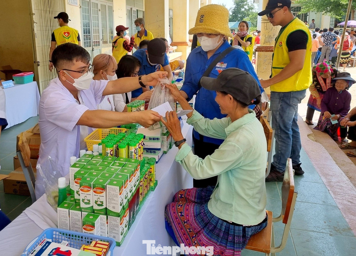 Người dân được tư vấn, cấp phát thuốc miễn phí Người dân được tư vấn, cấp phát thuốc miễn phí