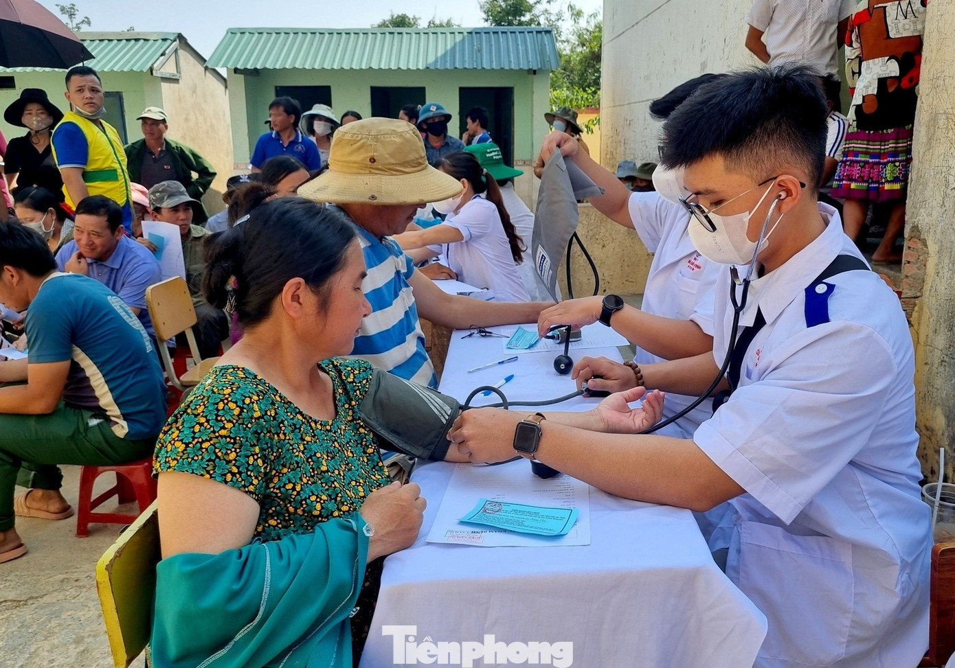 Đội ngũ y, bác sĩ khám bệnh cho người dân Đội ngũ y, bác sĩ khám bệnh cho người dân