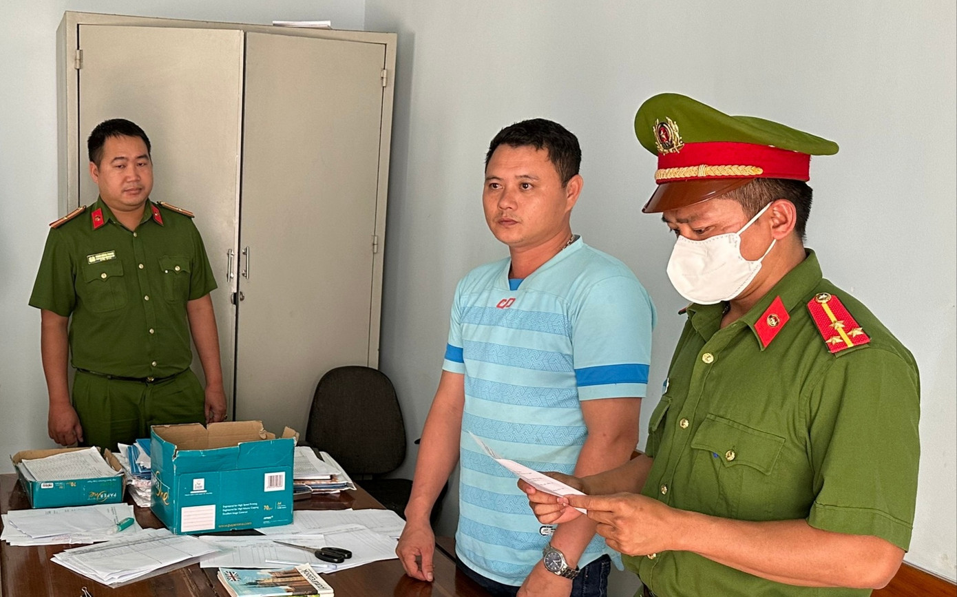 Công an đọc lệnh bắt tạm giam đối tượng Nguyễn Thành Trung Công an đọc lệnh bắt tạm giam đối tượng Nguyễn Thành Trung