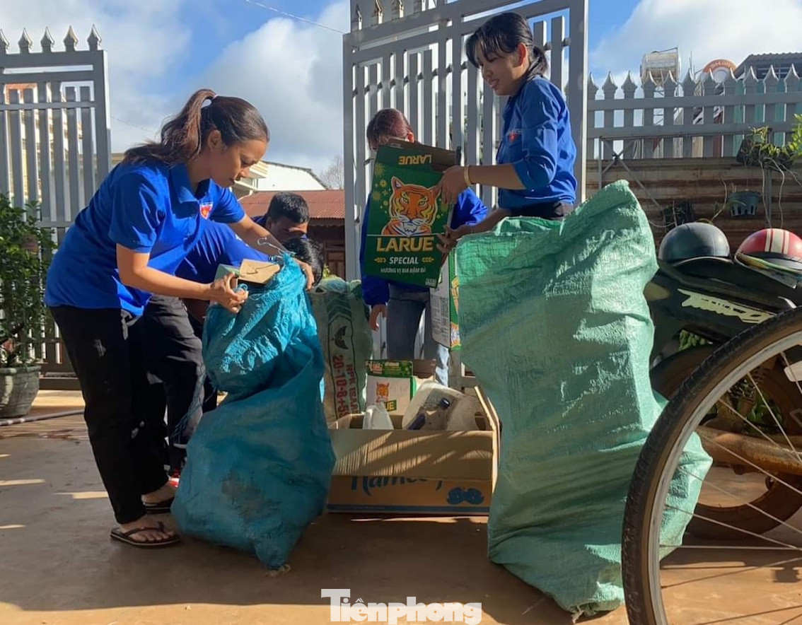 Thanh niên phân loại rác Thanh niên phân loại rác