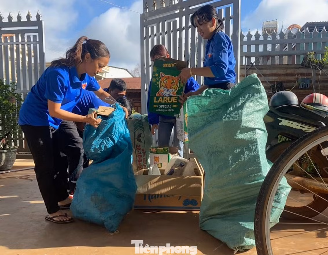 Thanh niên phân loại rác