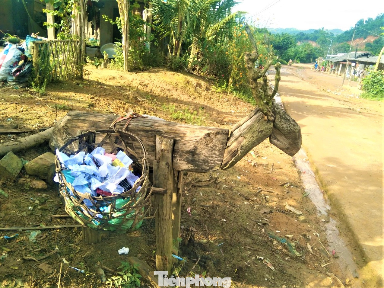 Thùng rác được đặt ngay trên những con đường vào thôn Thùng rác được đặt ngay trên những con đường vào thôn