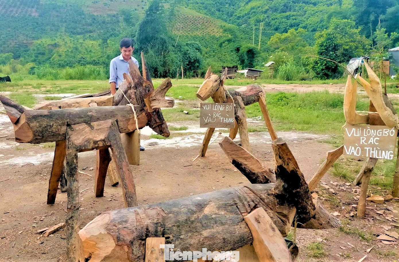 Thùng rác được ghép từ thân cây tạo thành hình các con vật ngộ nghĩnh Thùng rác được ghép từ thân cây tạo thành hình các con vật ngộ nghĩnh