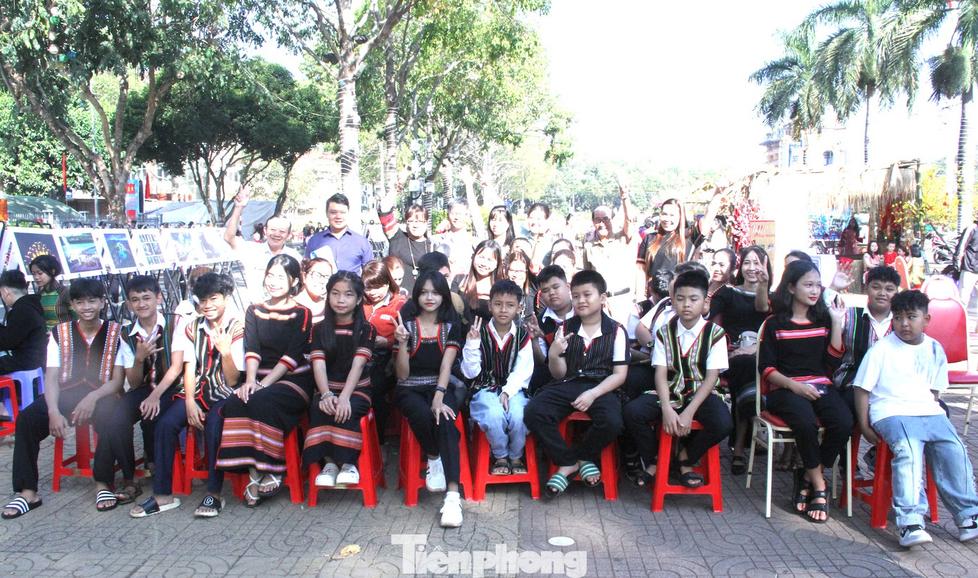 Các nghệ nhân, thanh thiếu nhi tham gia biểu diễn tại chương trình.