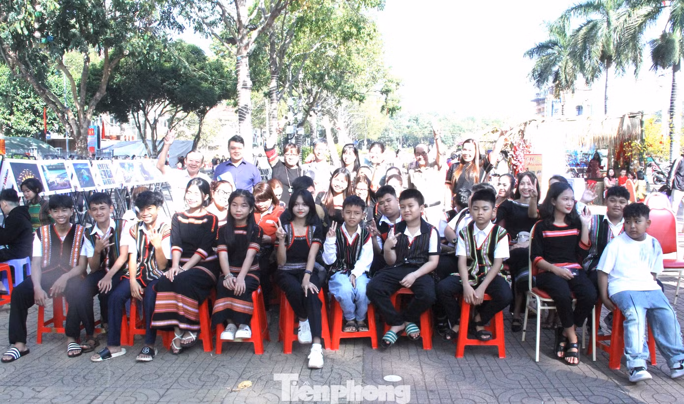 Các nghệ nhân, thanh thiếu nhi tham gia biểu diễn tại chương trình. Các nghệ nhân, thanh thiếu nhi tham gia biểu diễn tại chương trình.