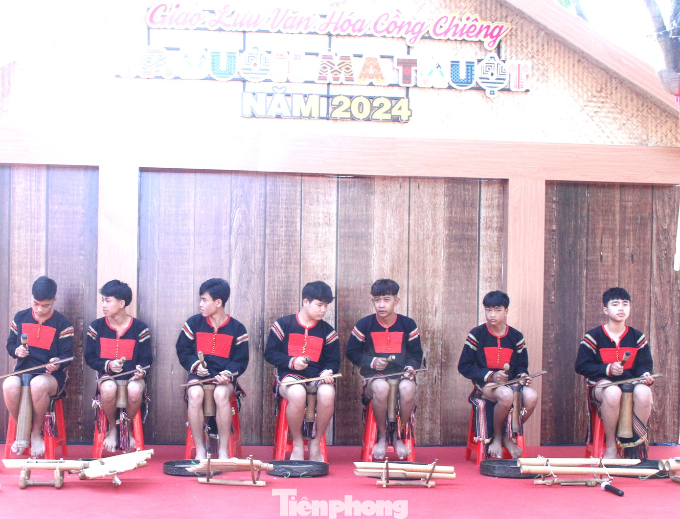 Các bạn trẻ xã Ea Tu diễn tấu ching kram.