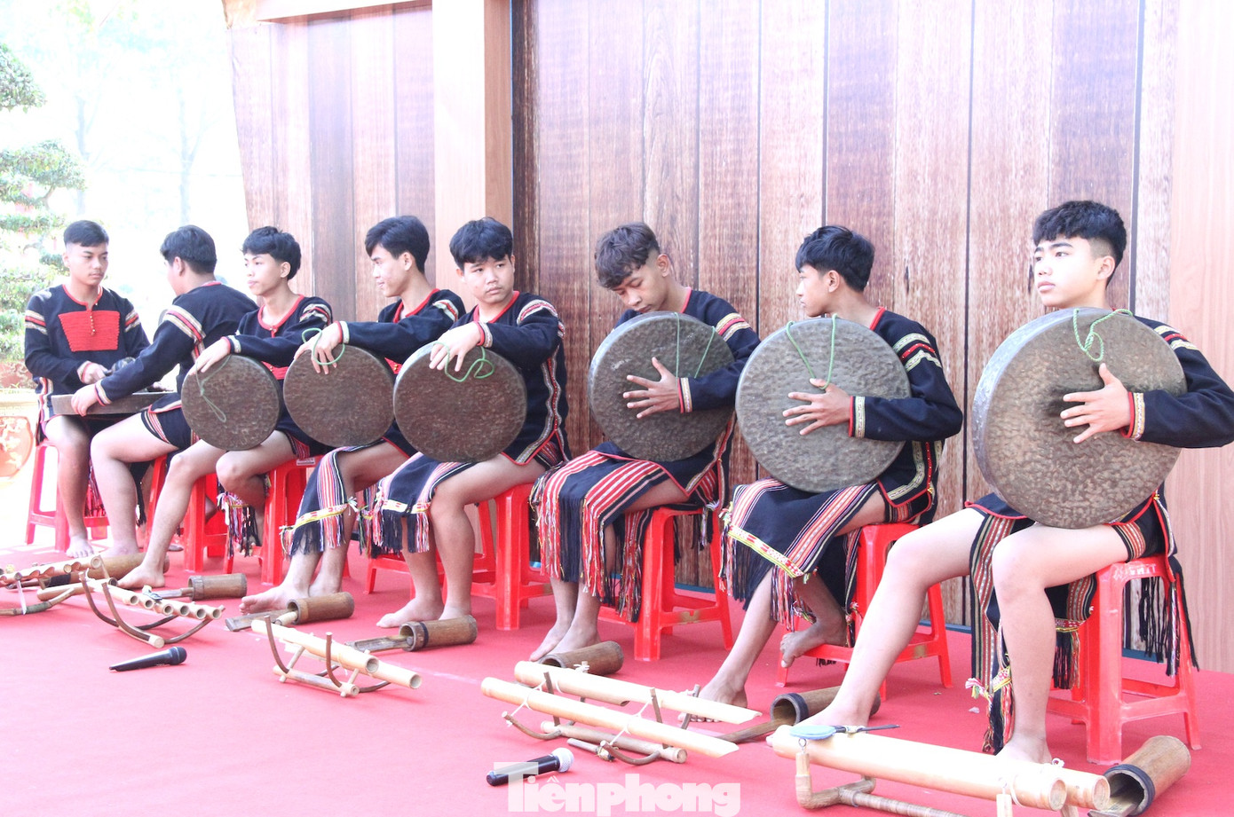 Đội chiêng trẻ của xã Ea Tu (TP Buôn Ma Thuột) diễn tấu bài chiêng Gọi về sum họp.