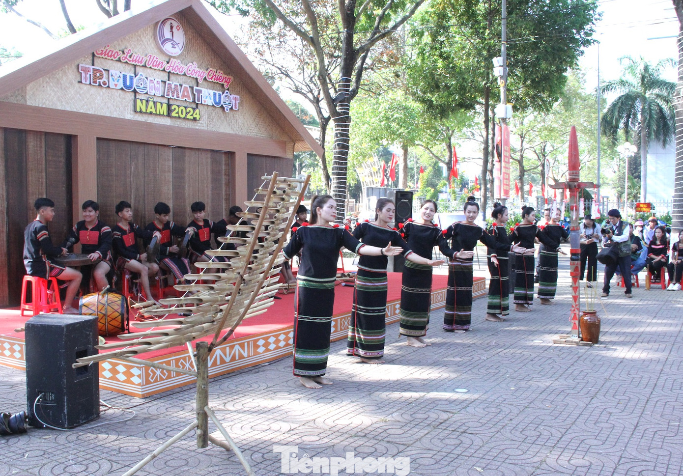 Chương trình biểu diễn văn hóa cồng chiêng phục vụ nhân dân và du khách.