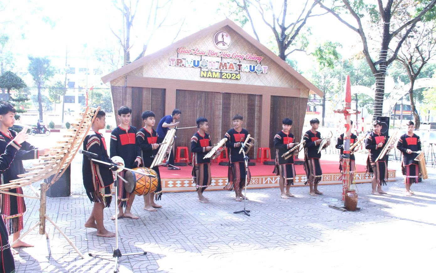 Các bạn trẻ biểu diễn tiết mục hoà tấu nhạc cụ dân tộc.