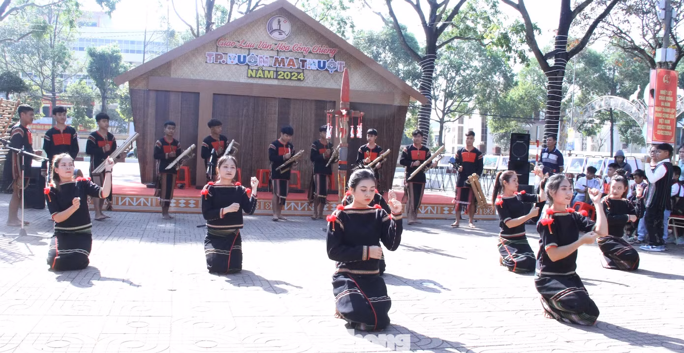 Thanh âm cồng chiêng cuốn chân du khách ngày giáp Tết ảnh 7 Thanh âm cồng chiêng cuốn chân du khách ngày giáp Tết ảnh 7