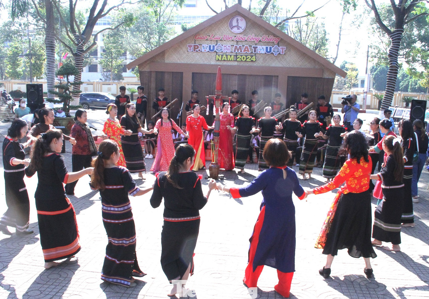 Du khách và người dân theo nhịp vòng xoang.