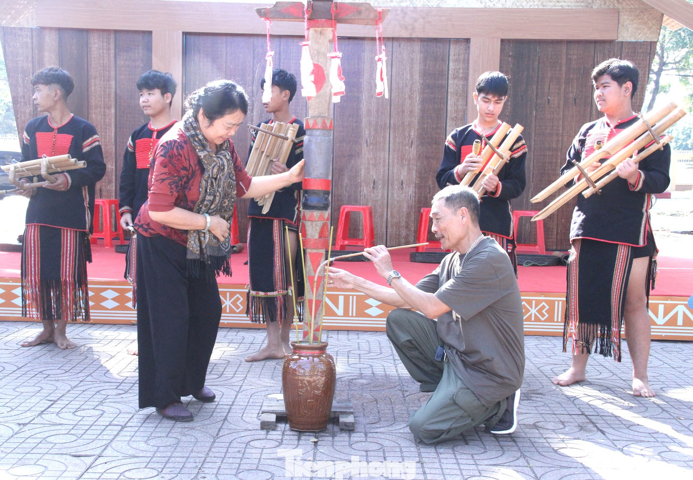 Du khách thưởng thức rượu cần.