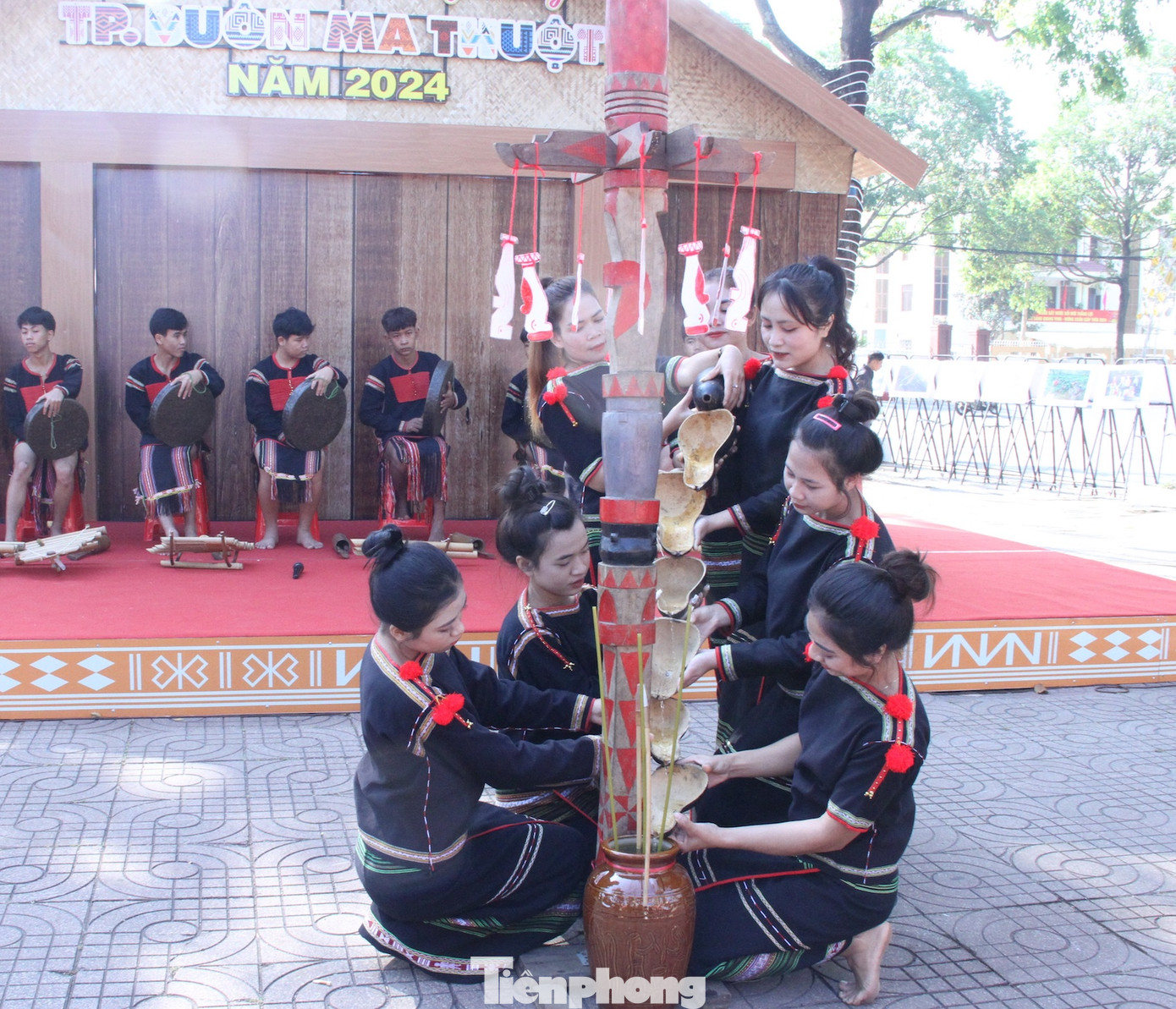 Chương trình với nhiều tiết mục đặc sắc được tổ chức tại Quảng Trường 10/3, TP Buôn Ma Thuột.