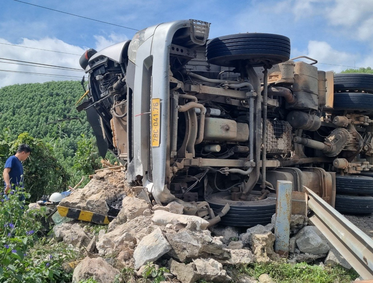 Chiếc xe tải bị lật trên đèo Phượng Hoàng, tài xế may mắn thoát nạn