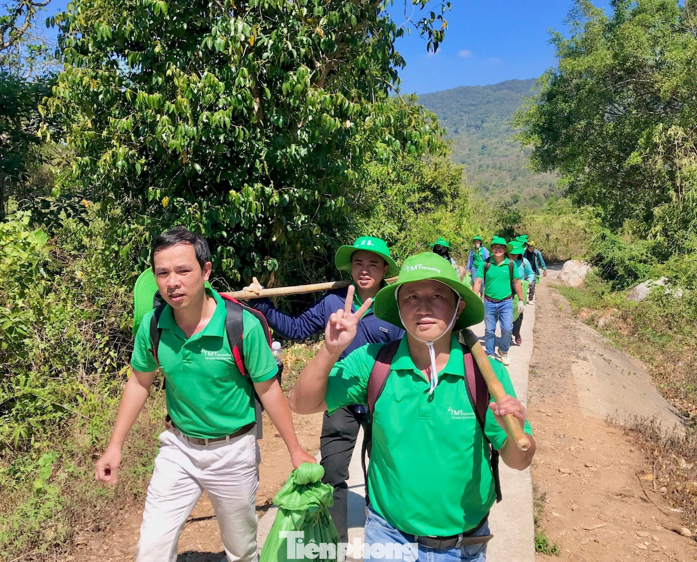 Trong 2 ngày vừa qua, Thành Đoàn TP Buôn Ma Thuột (tỉnh Đắk Lắk) phối hợp với các đơn vị liên quan tổ chức thực hiện gieo hơn 100 Bom hạt giống và trồng cây rừng tại khu vực thác Liêng Búk Sắc, xã Yang Tao, huyện Lắk.