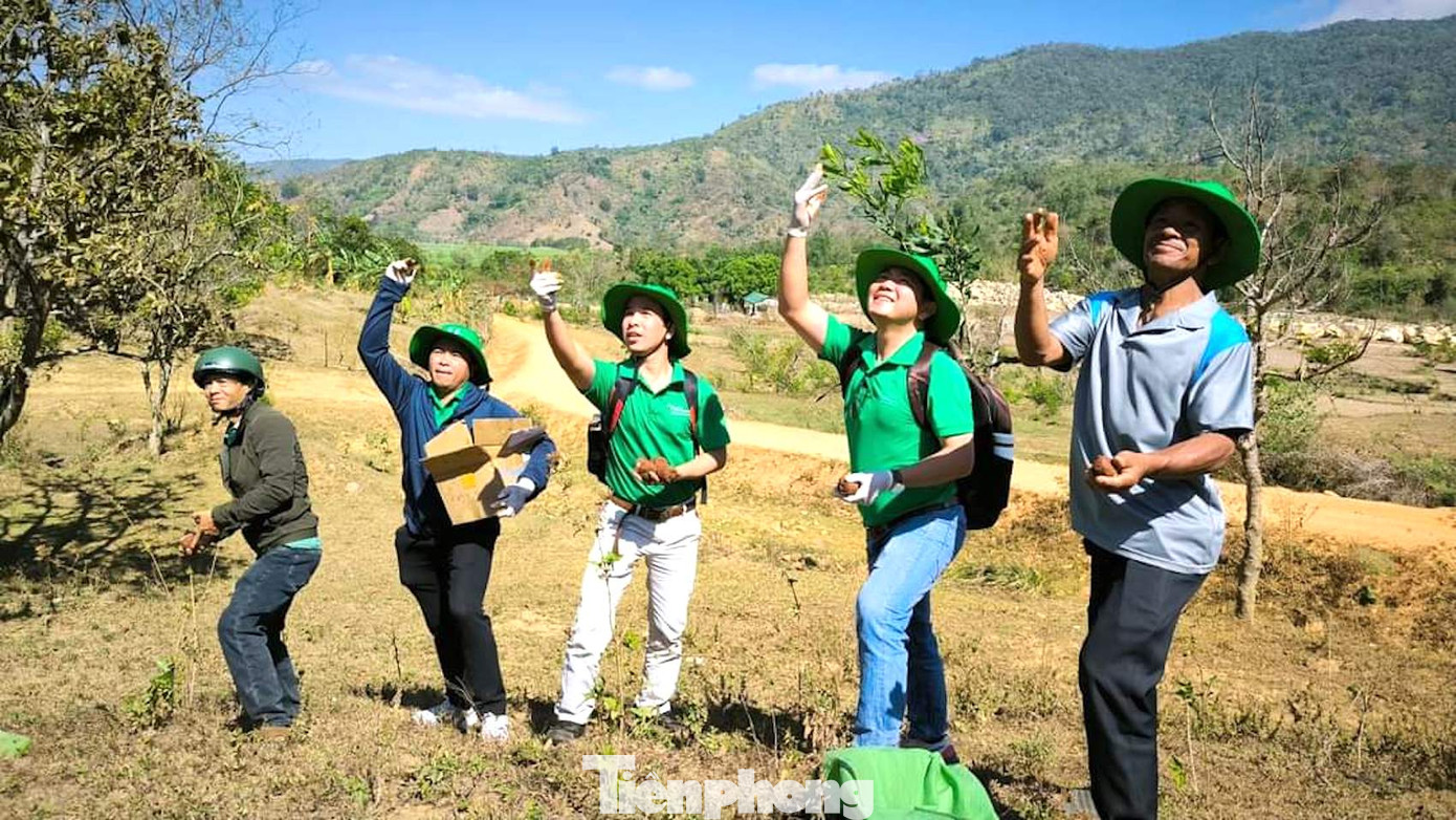 Số bom này sẽ được các bạn gieo tại khu vực thác Liêng Búk Sắc, xã Yang Tao. Khi mùa mưa đến, những hạt giống sẽ nảy mầm, phát triển tự nhiên giữa rừng.