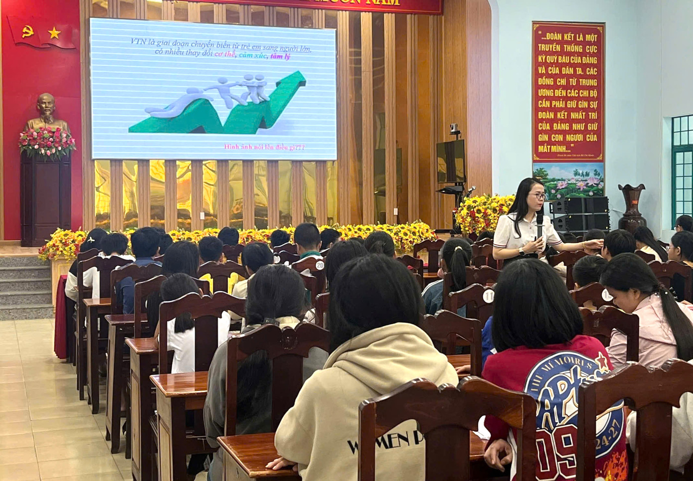 Học sinh trên địa bàn phường Ea Kao được truyền đạt những kiến thức về sức khỏe sinh sản vị thành niên.